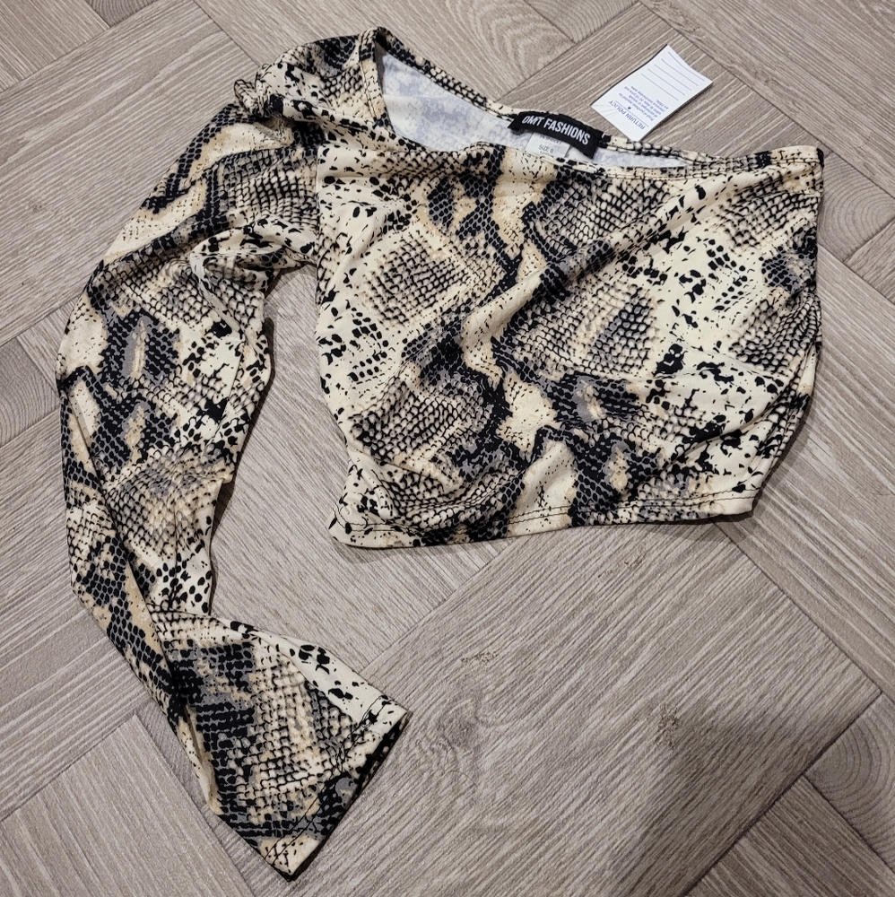 One shoulder crop top reptile print